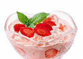 Mousse di fragole con pezzetti di cioccolato bianco 