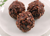 Piccole palline di cioccolato e nocciole tritate